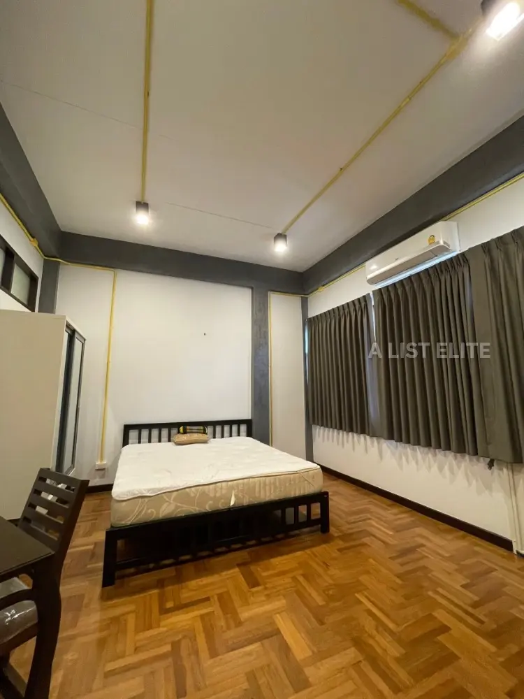 Townhouse in Bang Phlat