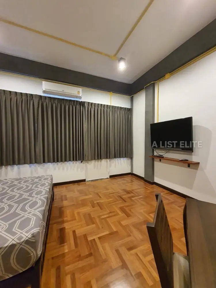 Townhouse in Bang Phlat