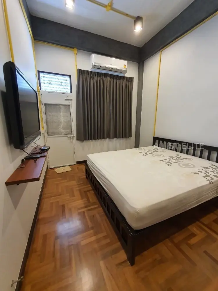 Townhouse in Bang Phlat