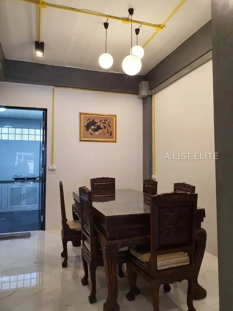 Townhouse in Bang Phlat