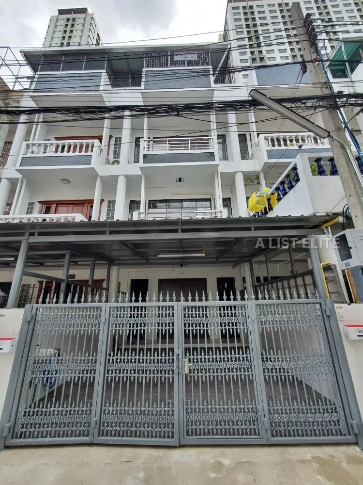 Townhouse in Bang Phlat