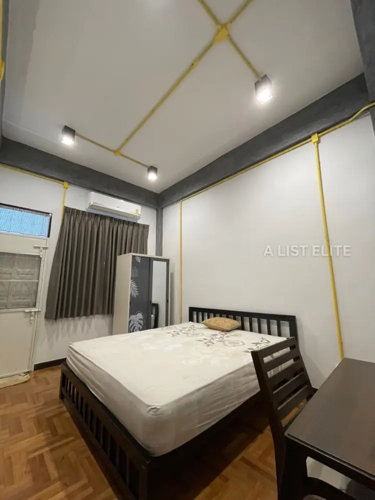 Townhouse in Bang Phlat