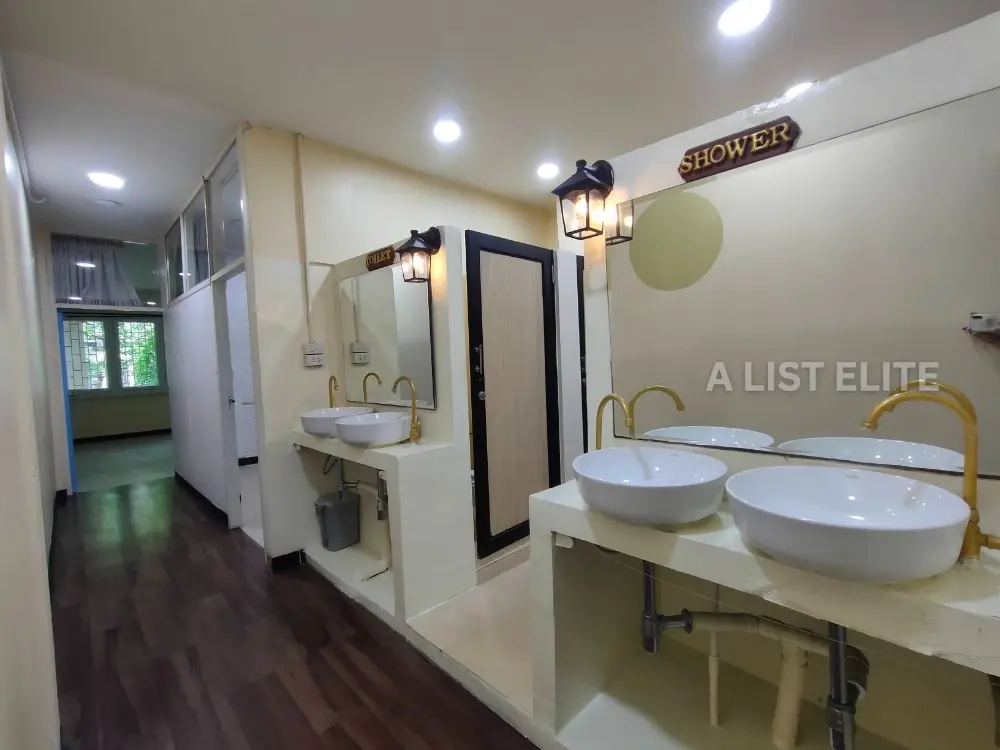 บ้านพาณิชย์ใกล้โรงแรมพูลแมน จี