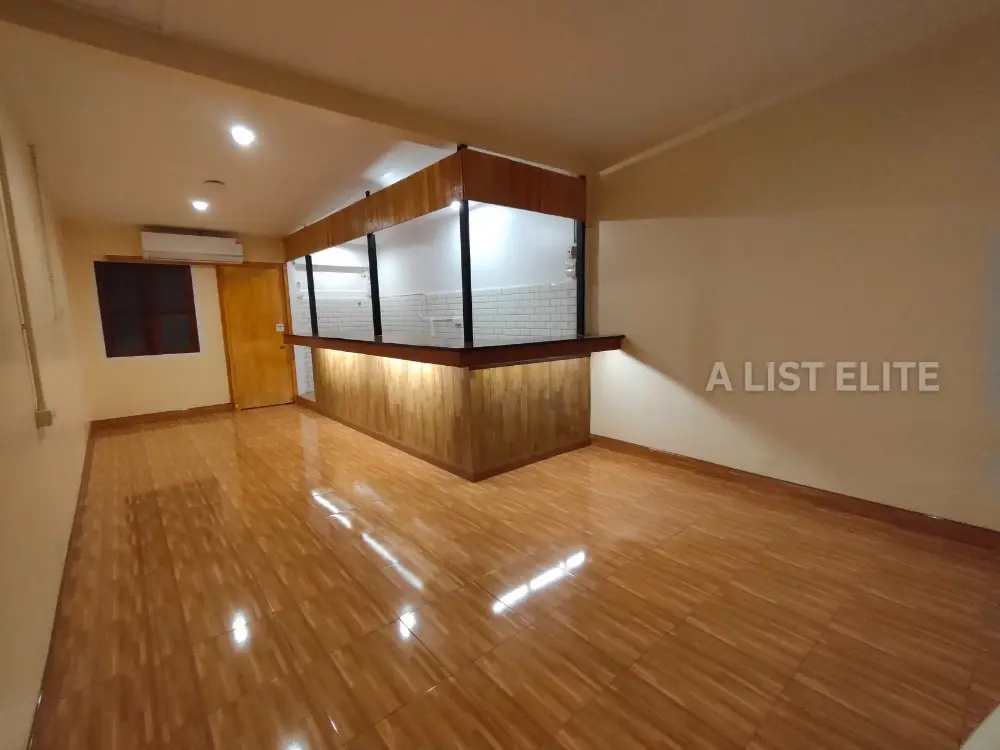 บ้านพาณิชย์ใกล้โรงแรมพูลแมน จี