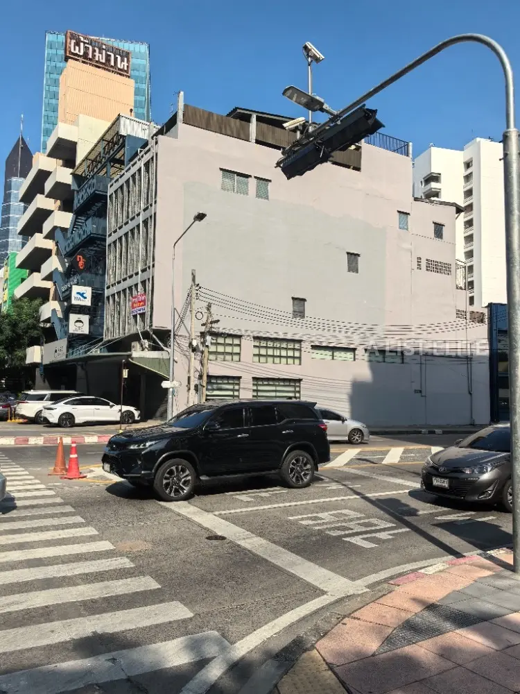 อาคารพาณิชย์ใกล้สถานีบีทีเอสสนามเป้า