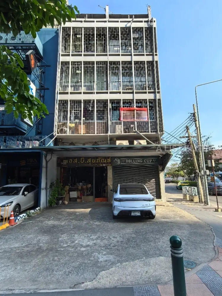 อาคารพาณิชย์ใกล้สถานีบีทีเอสสนามเป้า