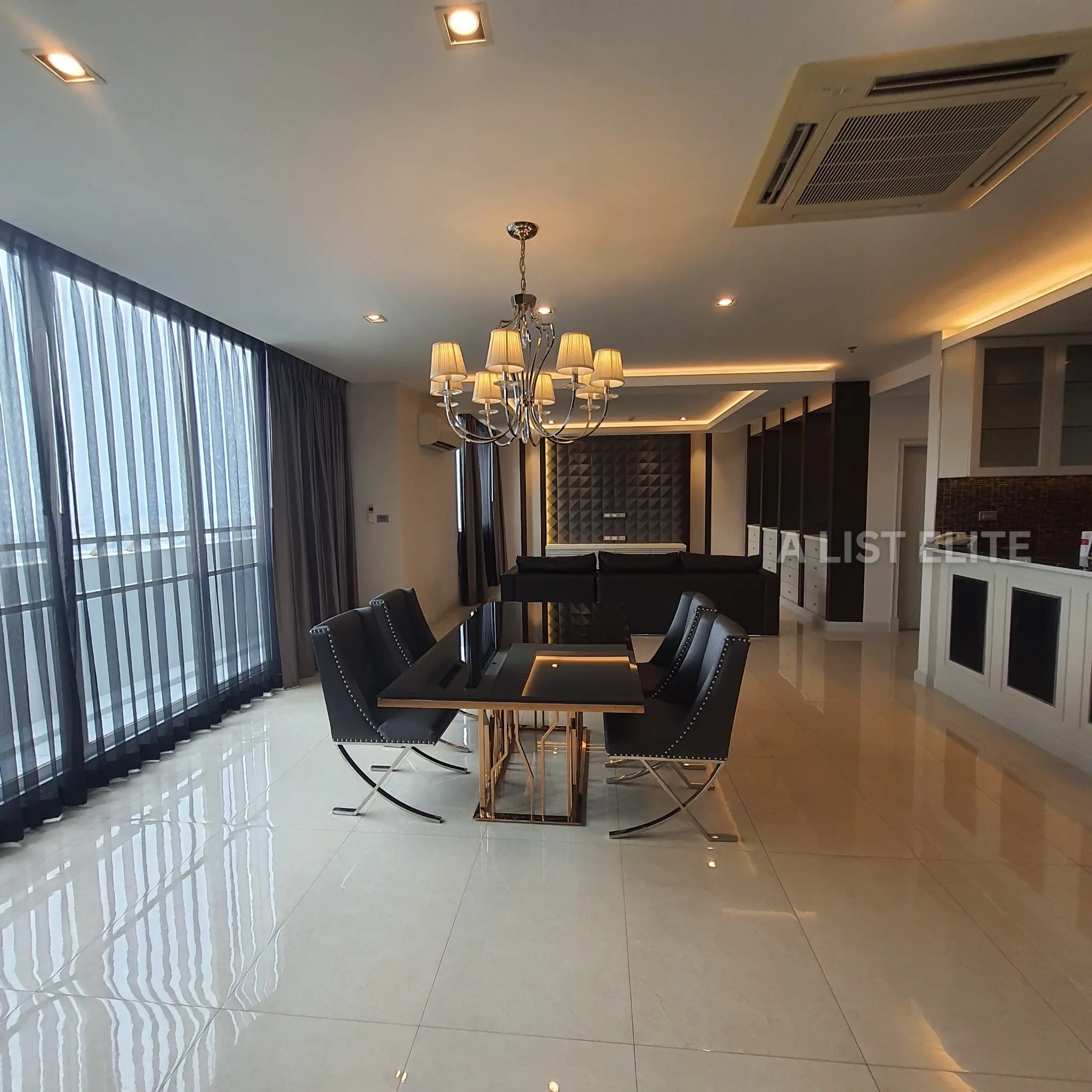 เดอะ โฟร์วิงส์ เรสซิเดนซ์ ศรีนครินทร์ 