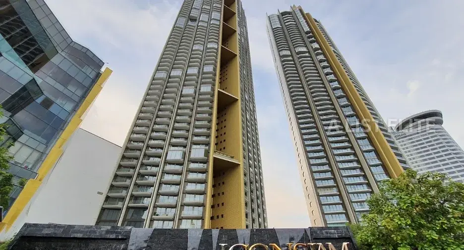 MAGNOLIAS WATERFRONT RESIDENCES
