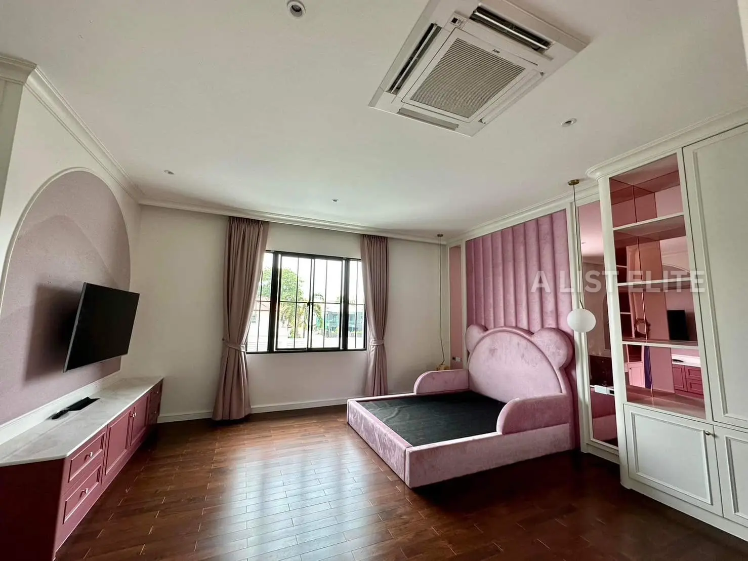 The Palazzo Pinklao