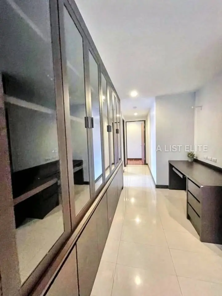 Condominium Avenue 61