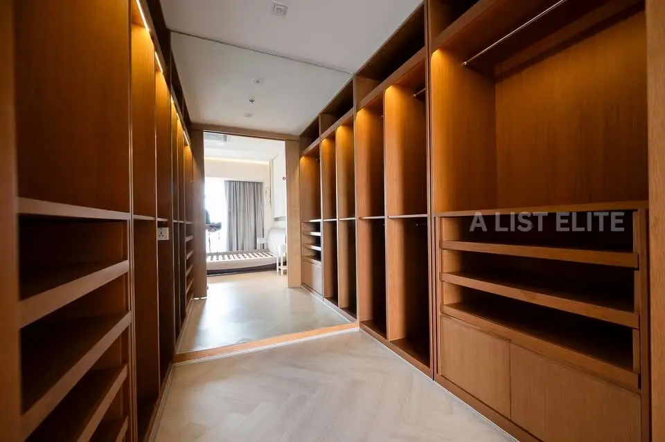 THE MET CONDOMINIUM