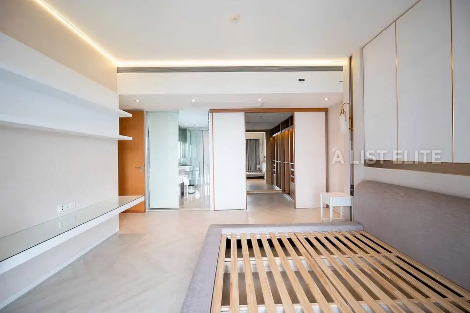 THE MET CONDOMINIUM