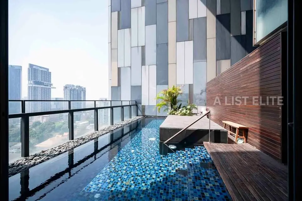 THE MET CONDOMINIUM