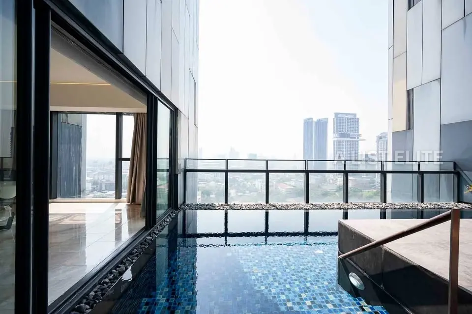 THE MET CONDOMINIUM