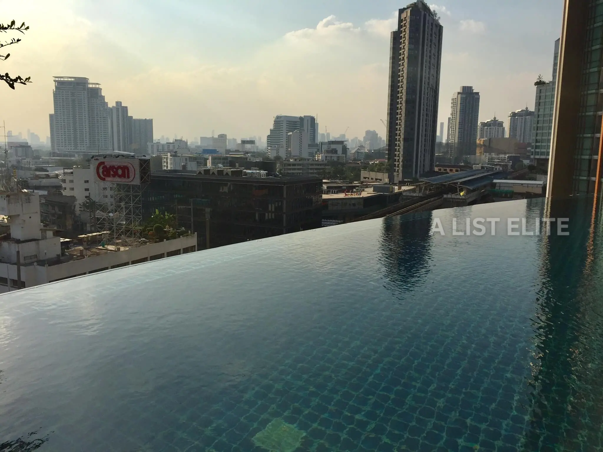 สกายวอล์ค คอนโดมิเนียม