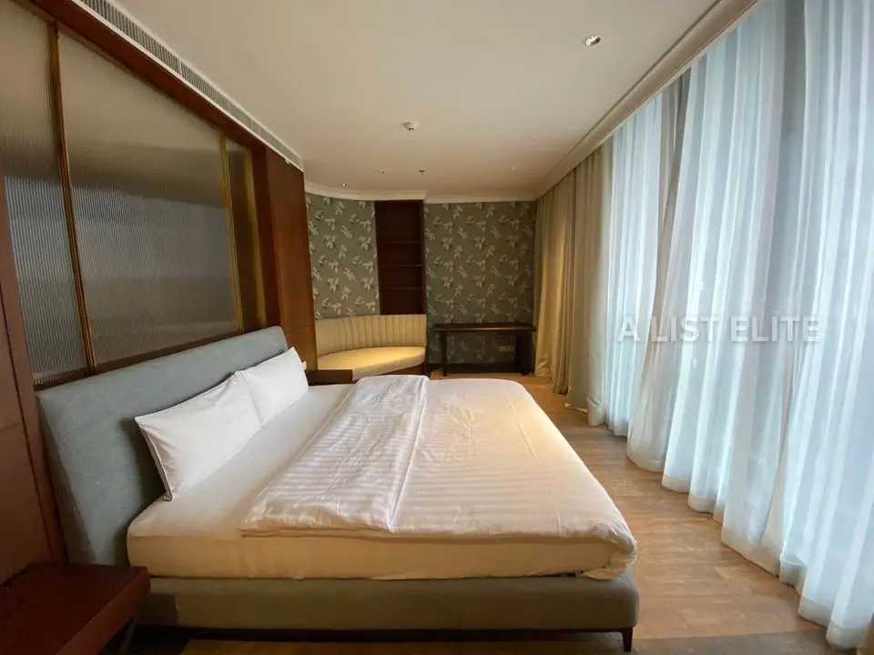 NOBLE PLOENCHIT