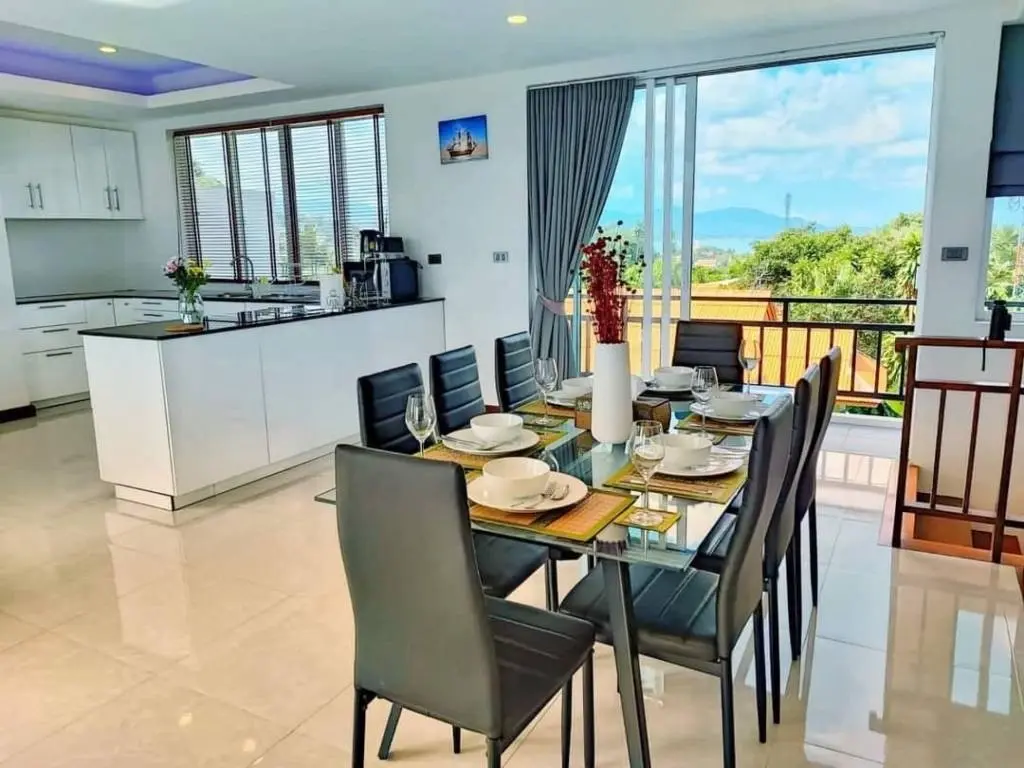 
    4 bed Townhouse with Panoramic Ocean Views in Choengmon
  