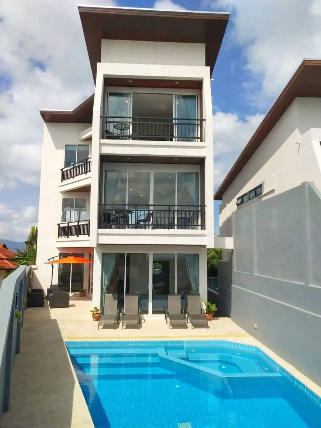 
    4 bed Townhouse with Panoramic Ocean Views in Choengmon
  