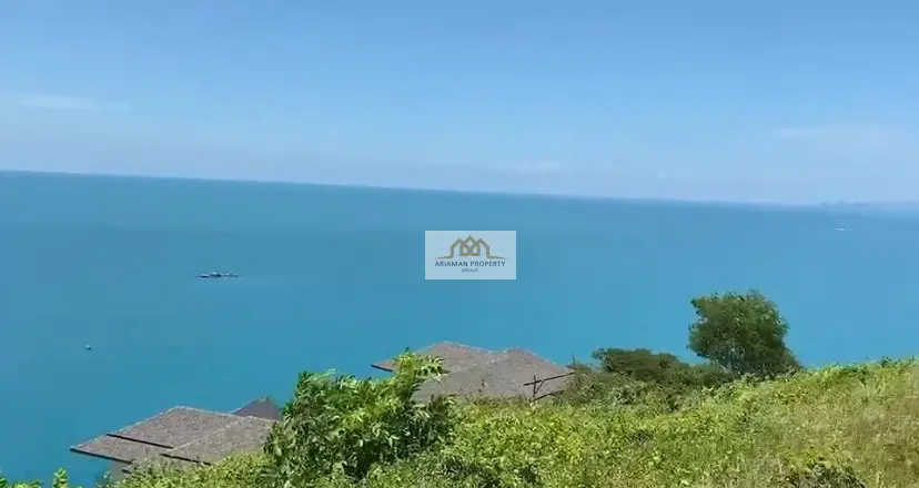 ที่ดินริมทะเลหายากพร้อมวิวพาโนรามาและสภาพแวดล้อมเขียวขจี