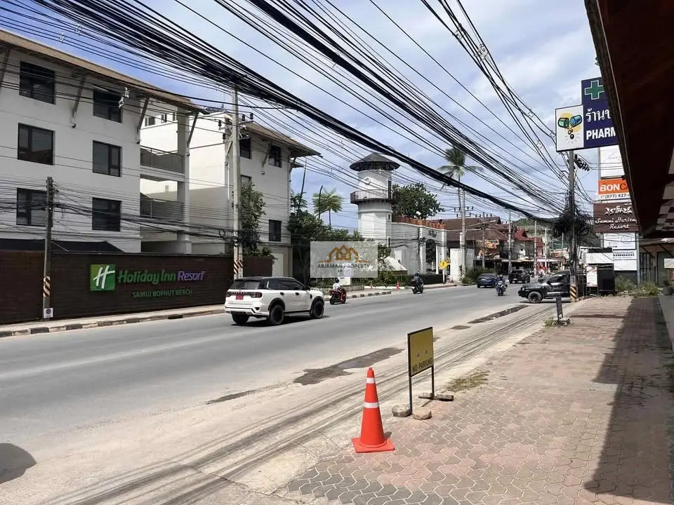 ที่ดินเช่าพร้อมที่จอดรถกว้างขวางและอาคารหลายชั้นติดกันในบ่อผุด เกาะสมุย