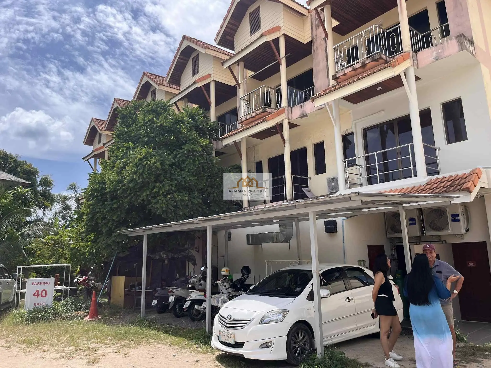 ที่ดินเช่าพร้อมที่จอดรถกว้างขวางและอาคารหลายชั้นติดกันในบ่อผุด เกาะสมุย