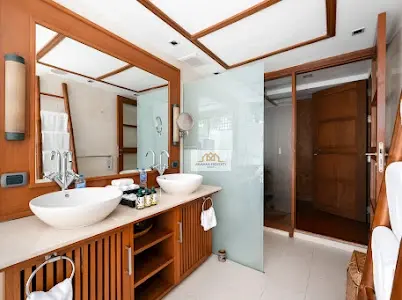 Spacious 9-Bedroom Villa in Bangrak with Modern Tropical Charm and Beach Access