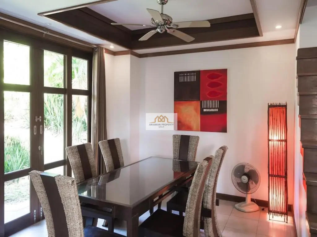 วิลล่าขนาด 5 ห้องนอน พร้อมสวนเขตร้อนและกำแพงส่วนตัวในบ่อผุด