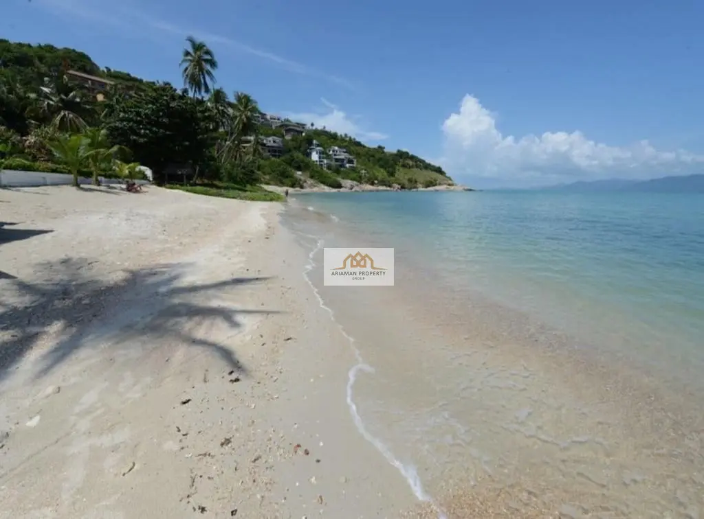 วิลล่าขนาด 5 ห้องนอน พร้อมสวนเขตร้อนและกำแพงส่วนตัวในบ่อผุด