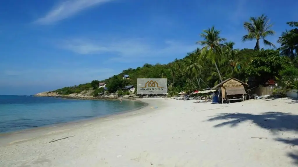 วิลล่าขนาด 5 ห้องนอน พร้อมสวนเขตร้อนและกำแพงส่วนตัวในบ่อผุด