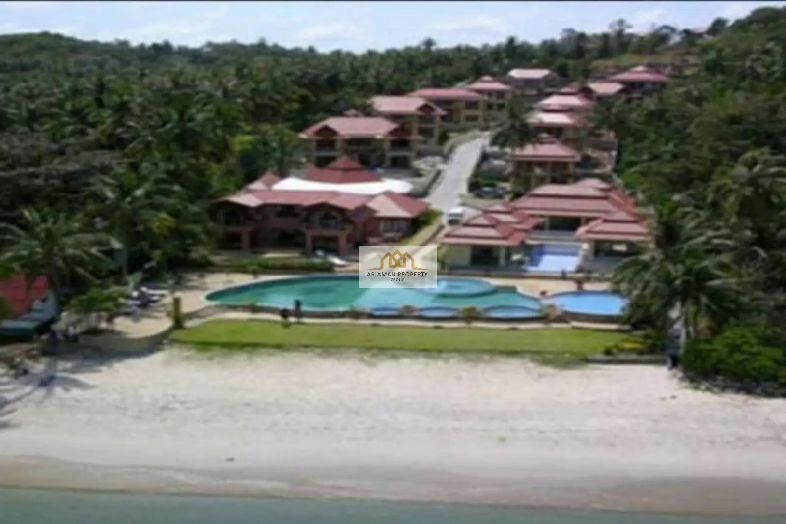 วิลล่าขนาด 5 ห้องนอน พร้อมสวนเขตร้อนและกำแพงส่วนตัวในบ่อผุด