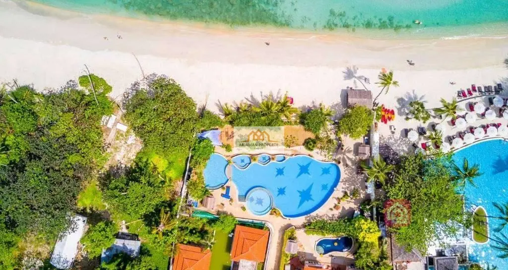 วิลล่าขนาด 5 ห้องนอน พร้อมสวนเขตร้อนและกำแพงส่วนตัวในบ่อผุด