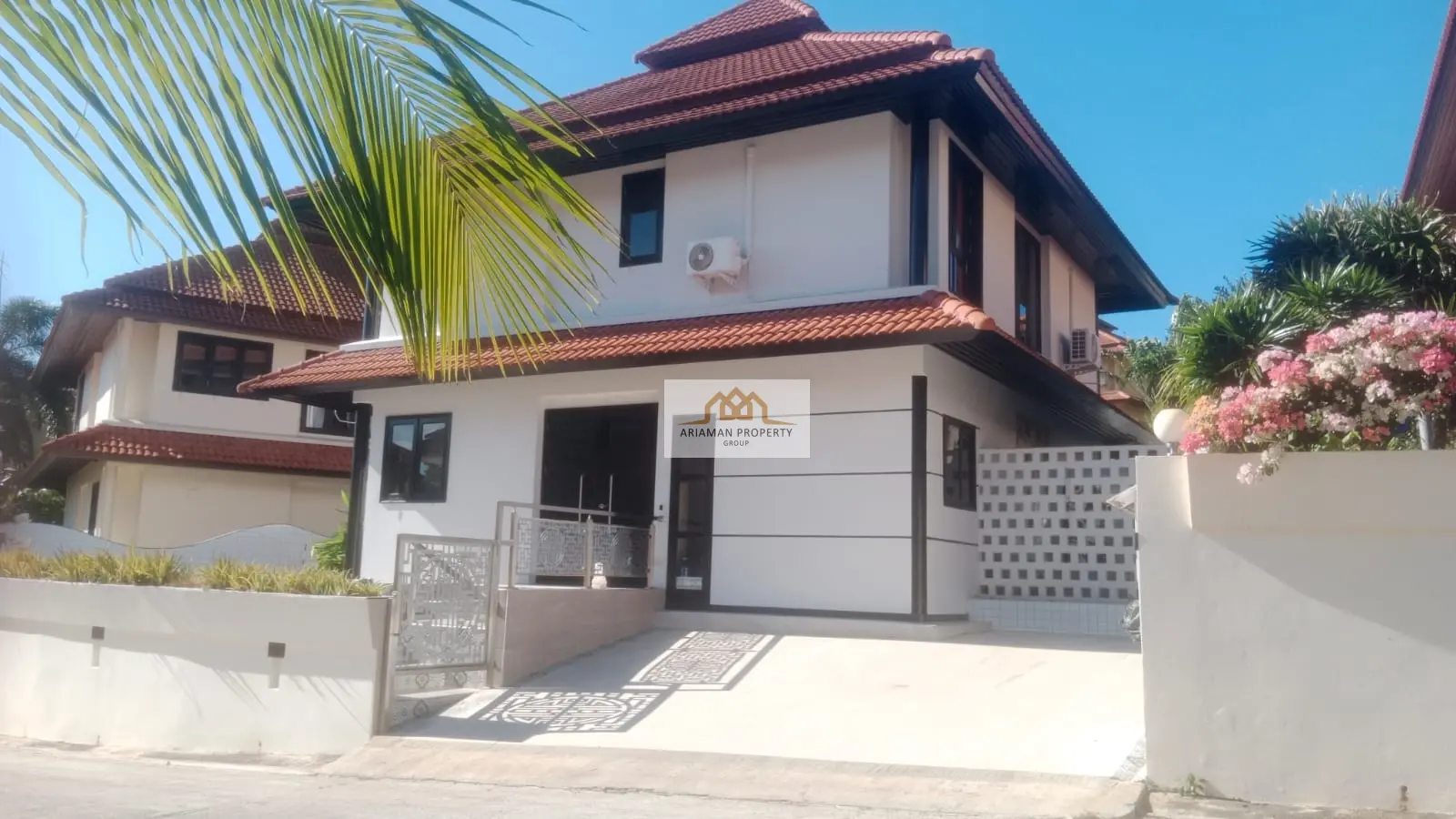 วิลล่าขนาด 5 ห้องนอน พร้อมสวนเขตร้อนและกำแพงส่วนตัวในบ่อผุด