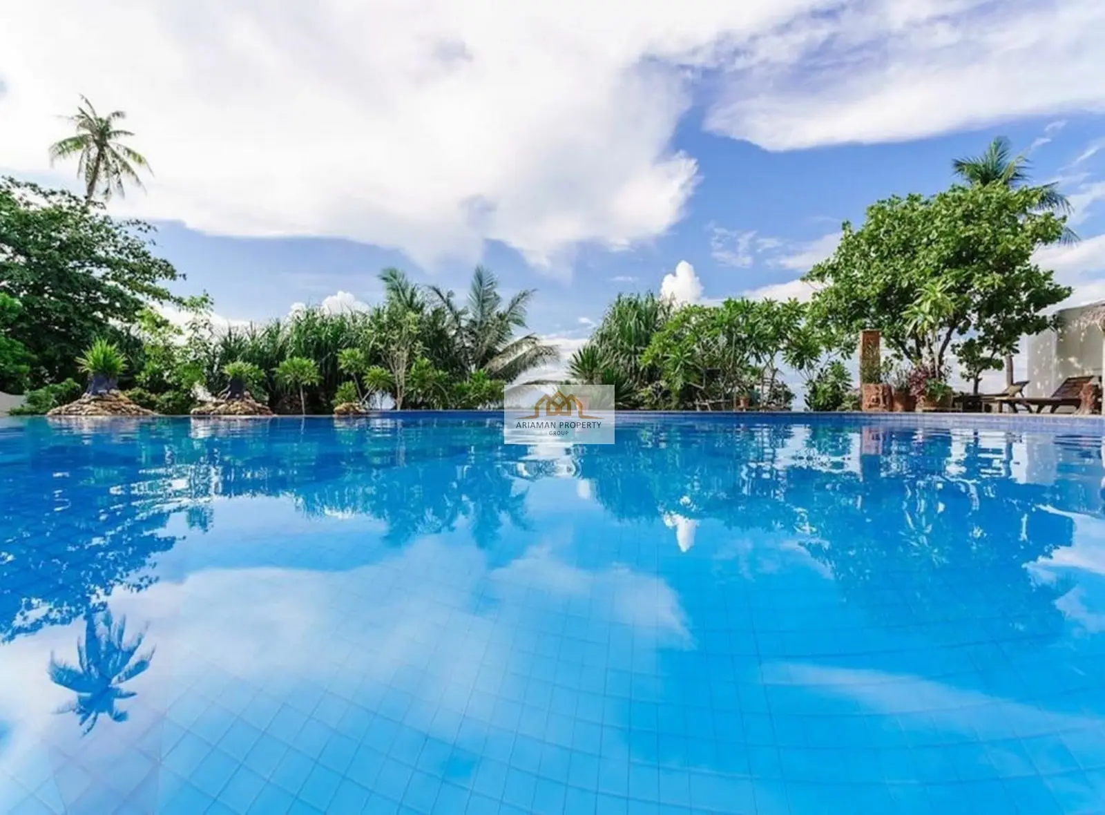 วิลล่าขนาด 5 ห้องนอน พร้อมสวนเขตร้อนและกำแพงส่วนตัวในบ่อผุด