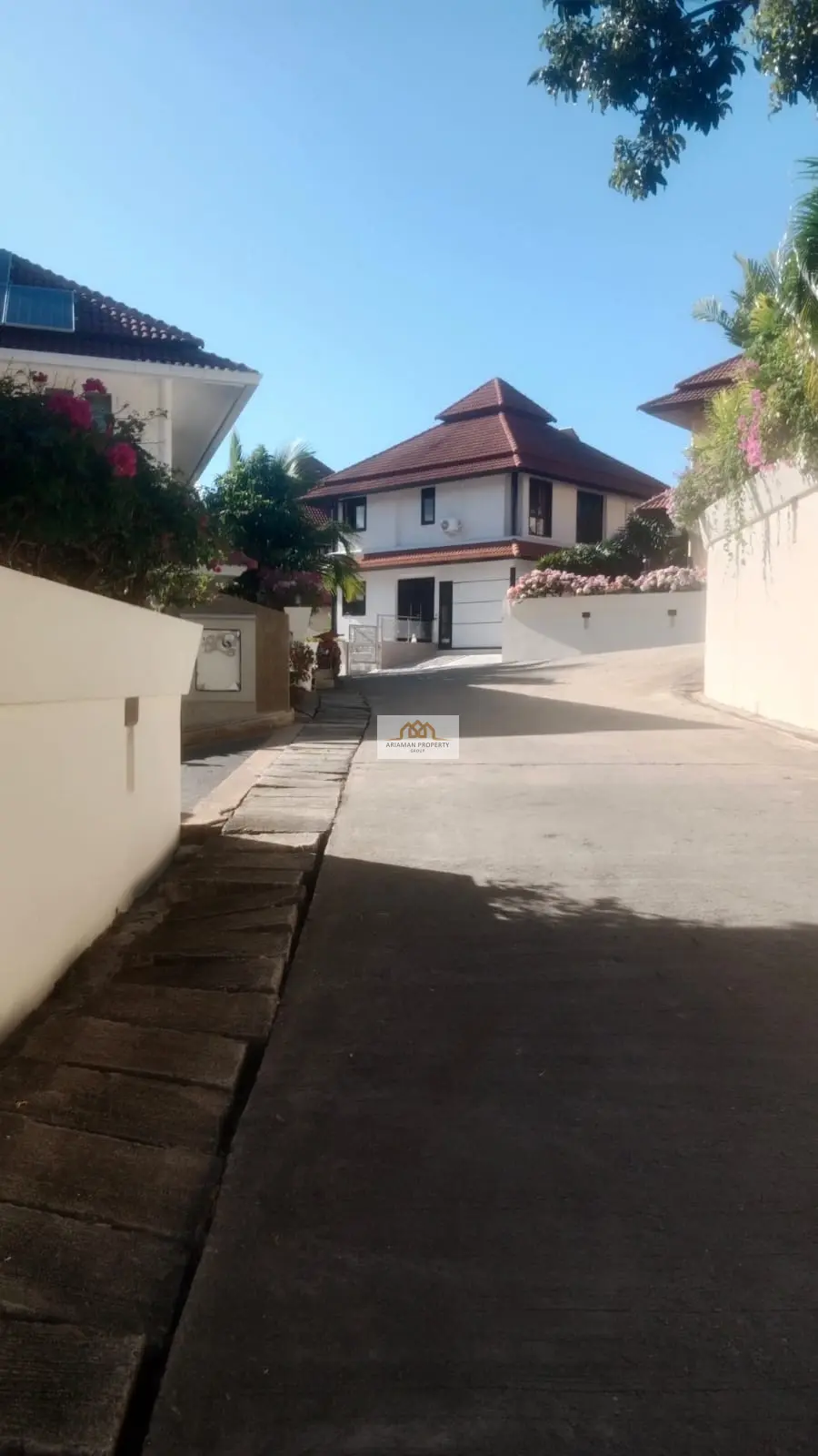 วิลล่าขนาด 5 ห้องนอน พร้อมสวนเขตร้อนและกำแพงส่วนตัวในบ่อผุด