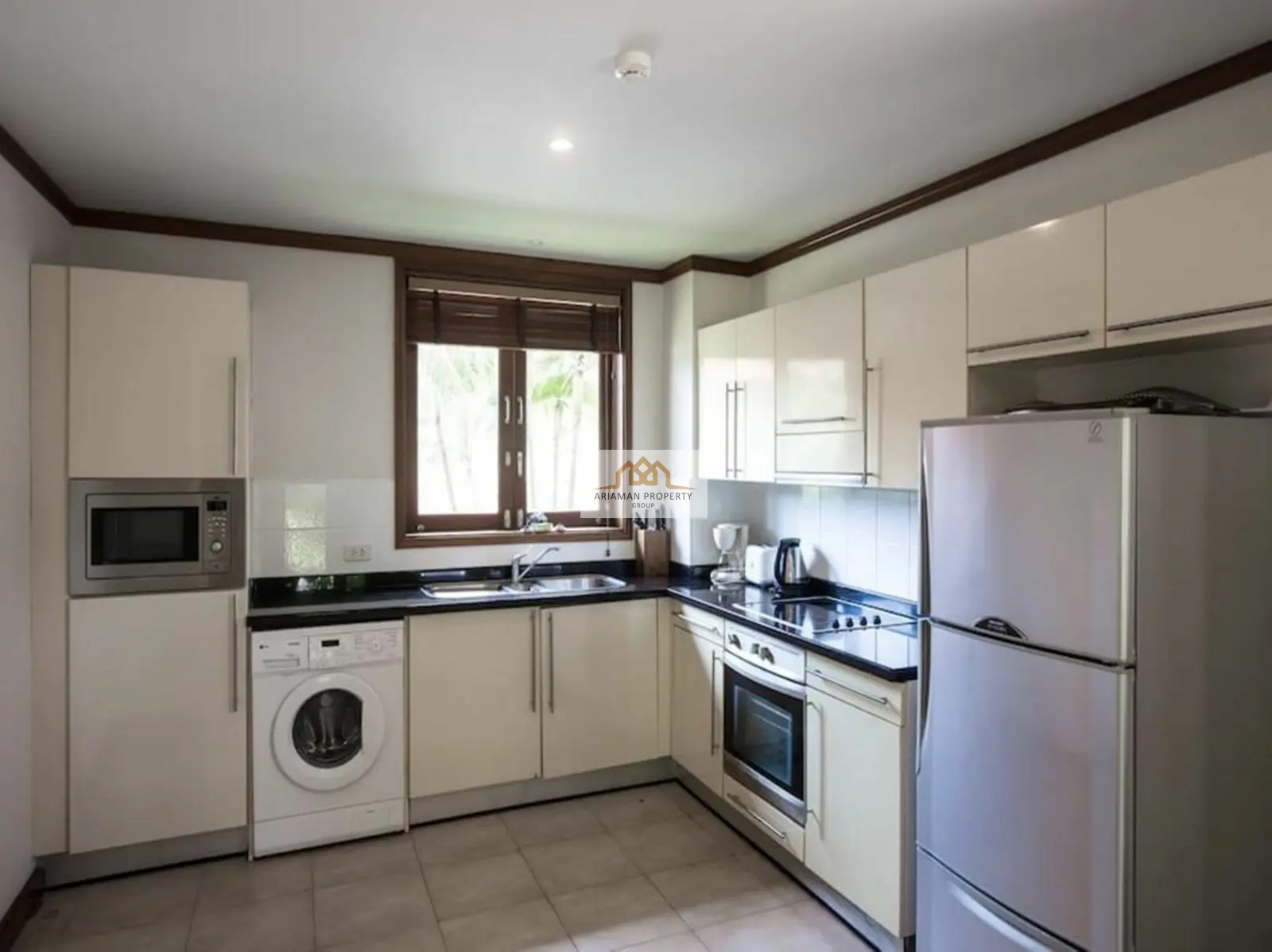 วิลล่าขนาด 5 ห้องนอน พร้อมสวนเขตร้อนและกำแพงส่วนตัวในบ่อผุด