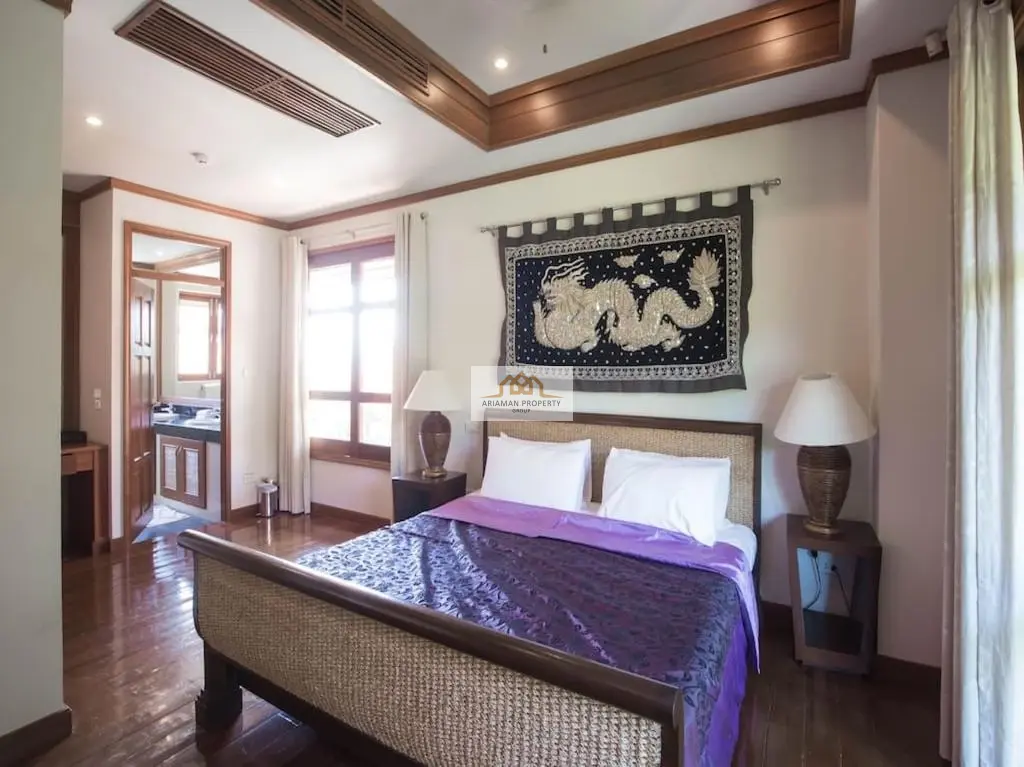 วิลล่าขนาด 5 ห้องนอน พร้อมสวนเขตร้อนและกำแพงส่วนตัวในบ่อผุด