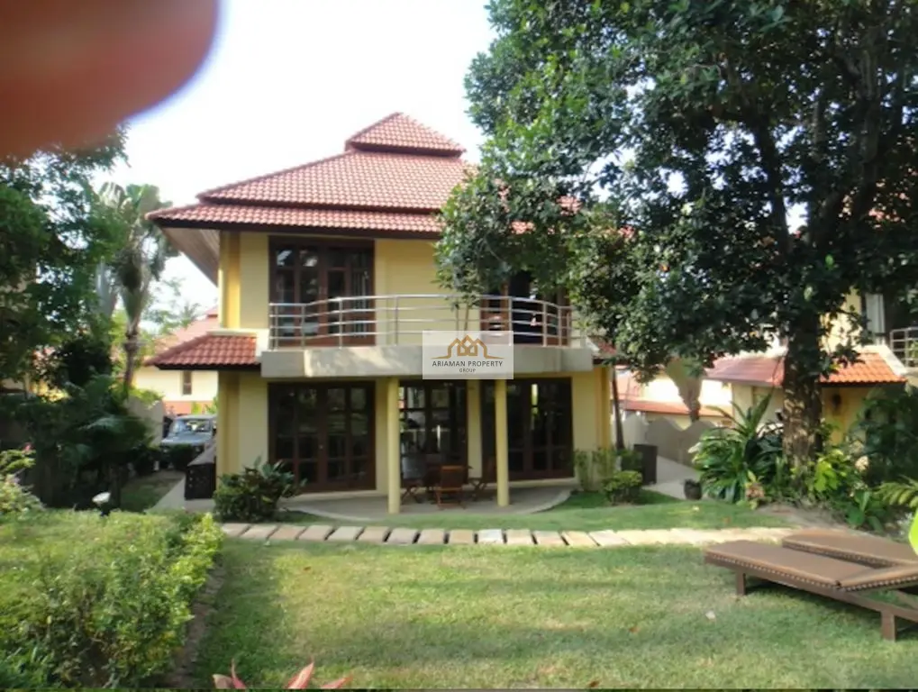 วิลล่าขนาด 5 ห้องนอน พร้อมสวนเขตร้อนและกำแพงส่วนตัวในบ่อผุด