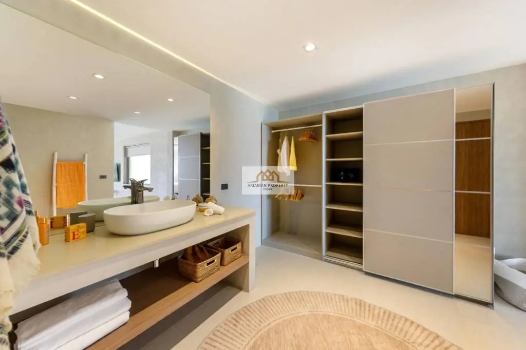 Incredible 5-Bedroom Villa with Infinity Pool and Ocean Views