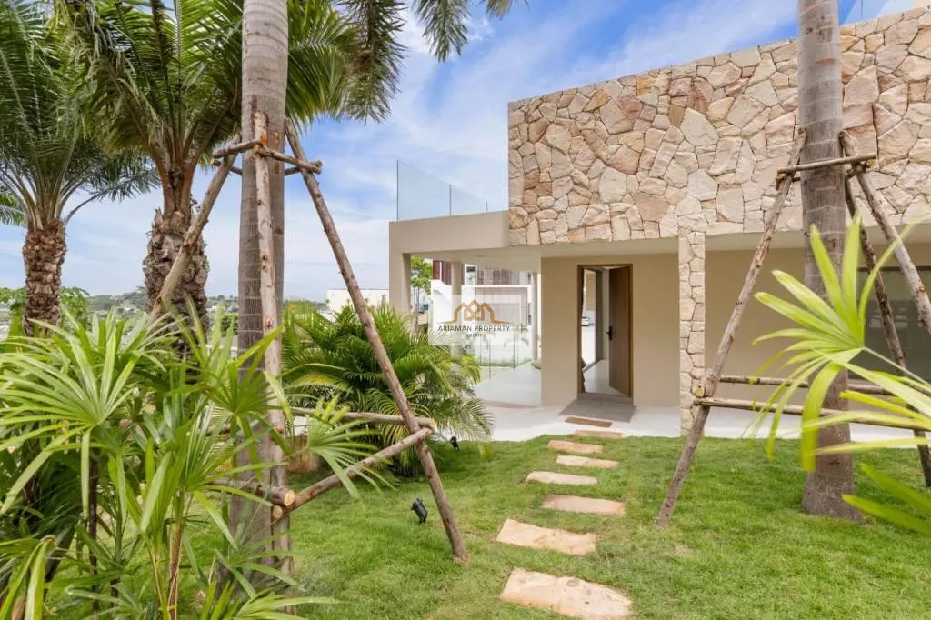 Incredible 5-Bedroom Villa with Infinity Pool and Ocean Views