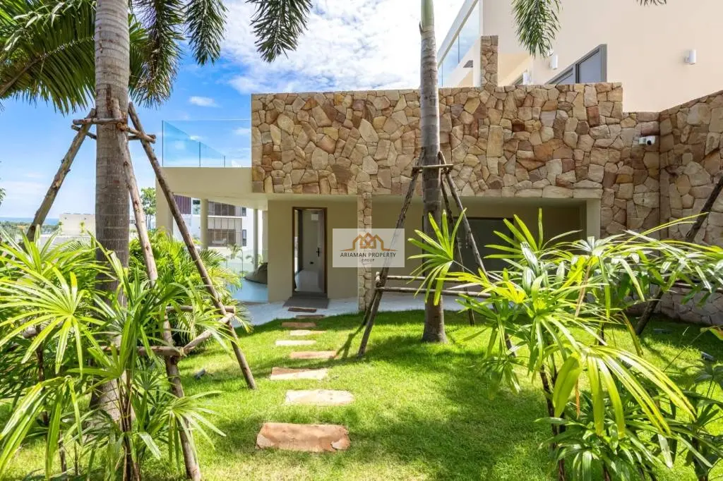 Incredible 5-Bedroom Villa with Infinity Pool and Ocean Views