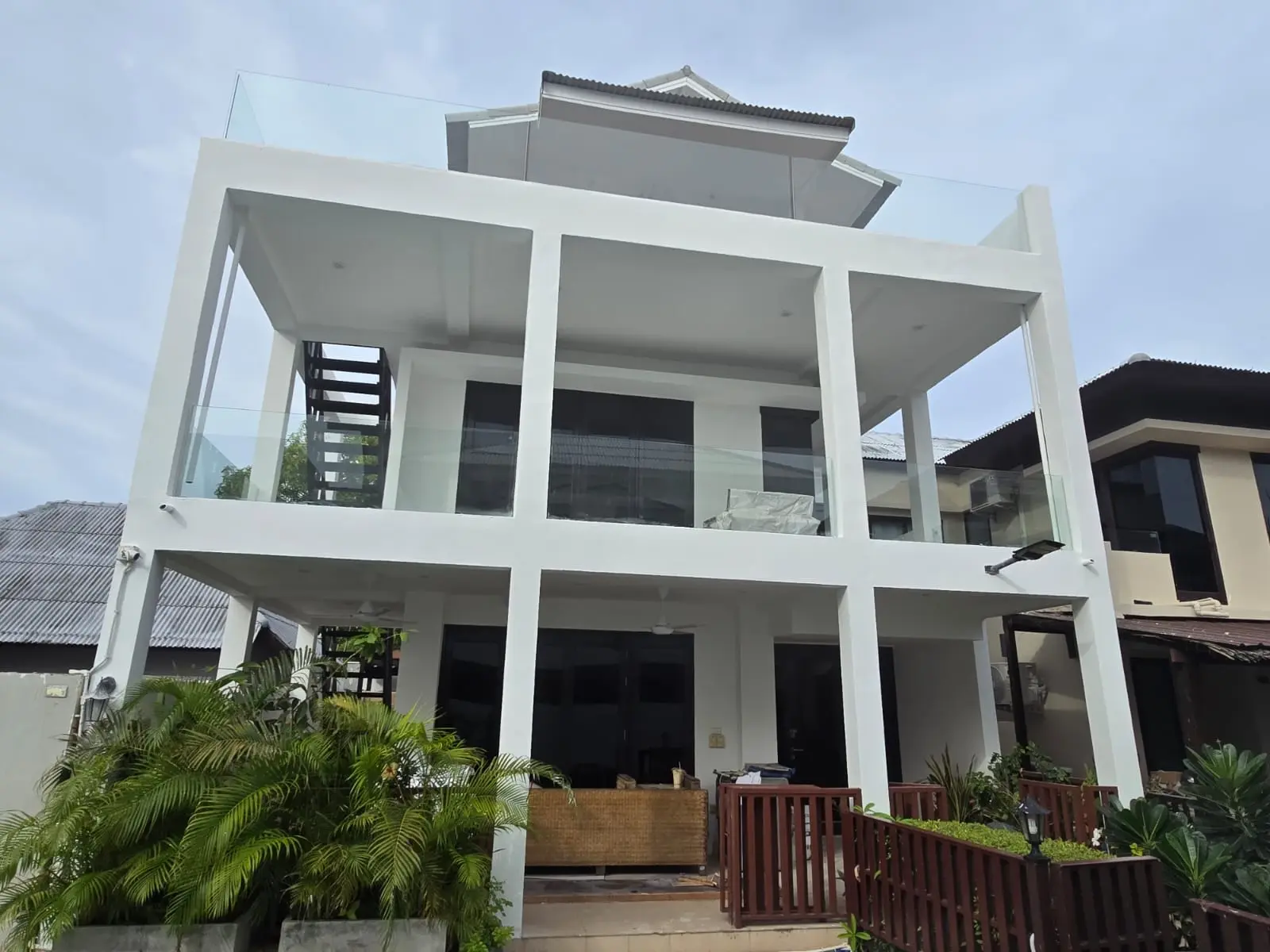 Beachside 3 Bed Townhouse In Plai Laem 