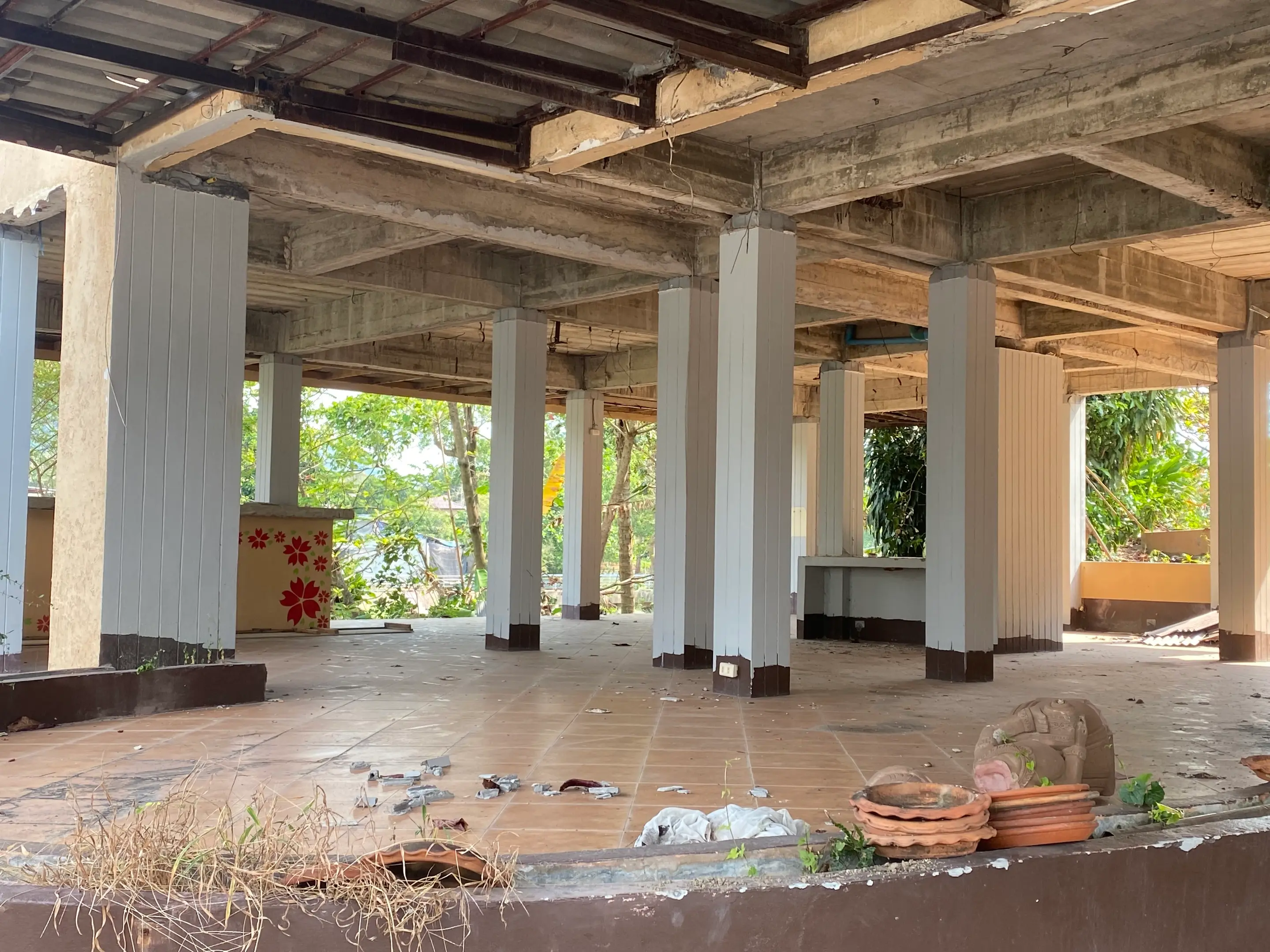 60 Bedroom Beachfront Hotel In Lamai In Need Of Renovation 