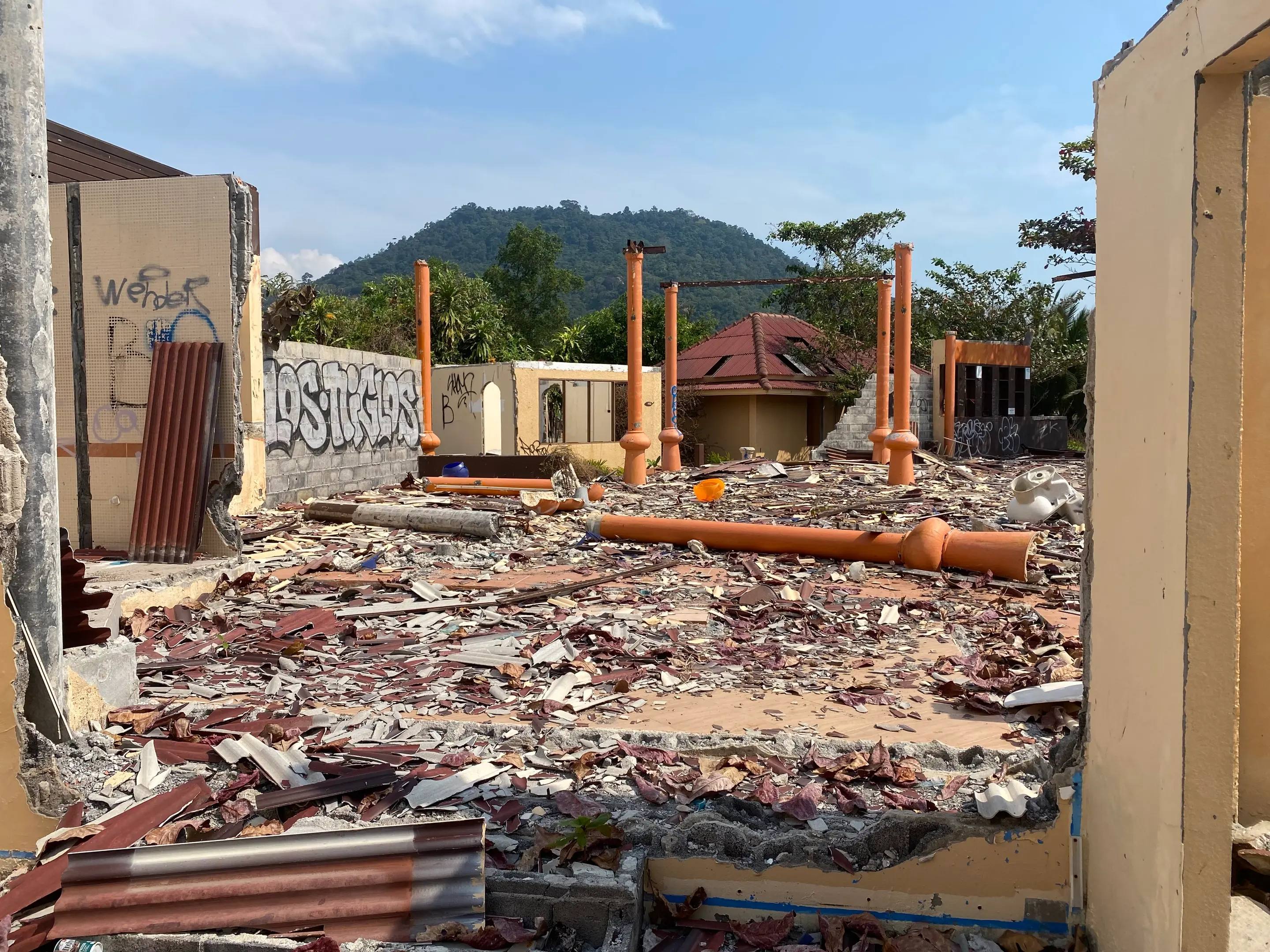 60 Bedroom Beachfront Hotel In Lamai In Need Of Renovation 