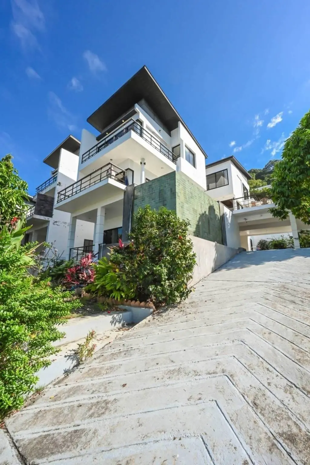 
    Large 5-Bedroom Sea View Villa in Bang Por
  