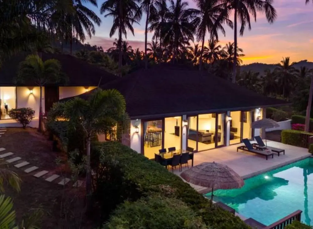 
    Luxurious 3-Bedroom Villa with Ocean Views
  