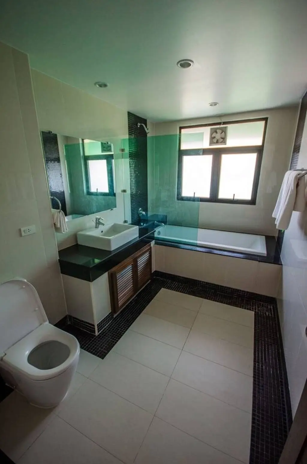 
    Stunning 4 bed 4 bath in Thongson bay
  