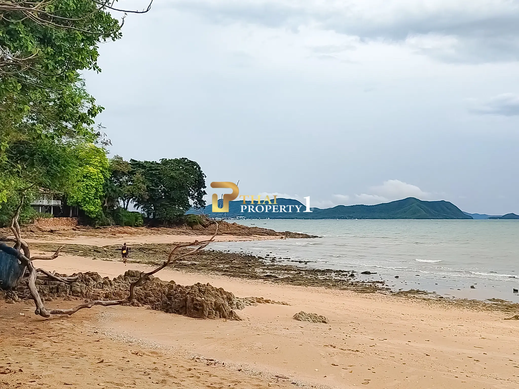 ซันไรซ์ บีช รีสอร์ท แอนด์ เรสซิเดนซ์  – นาจอมเทียน