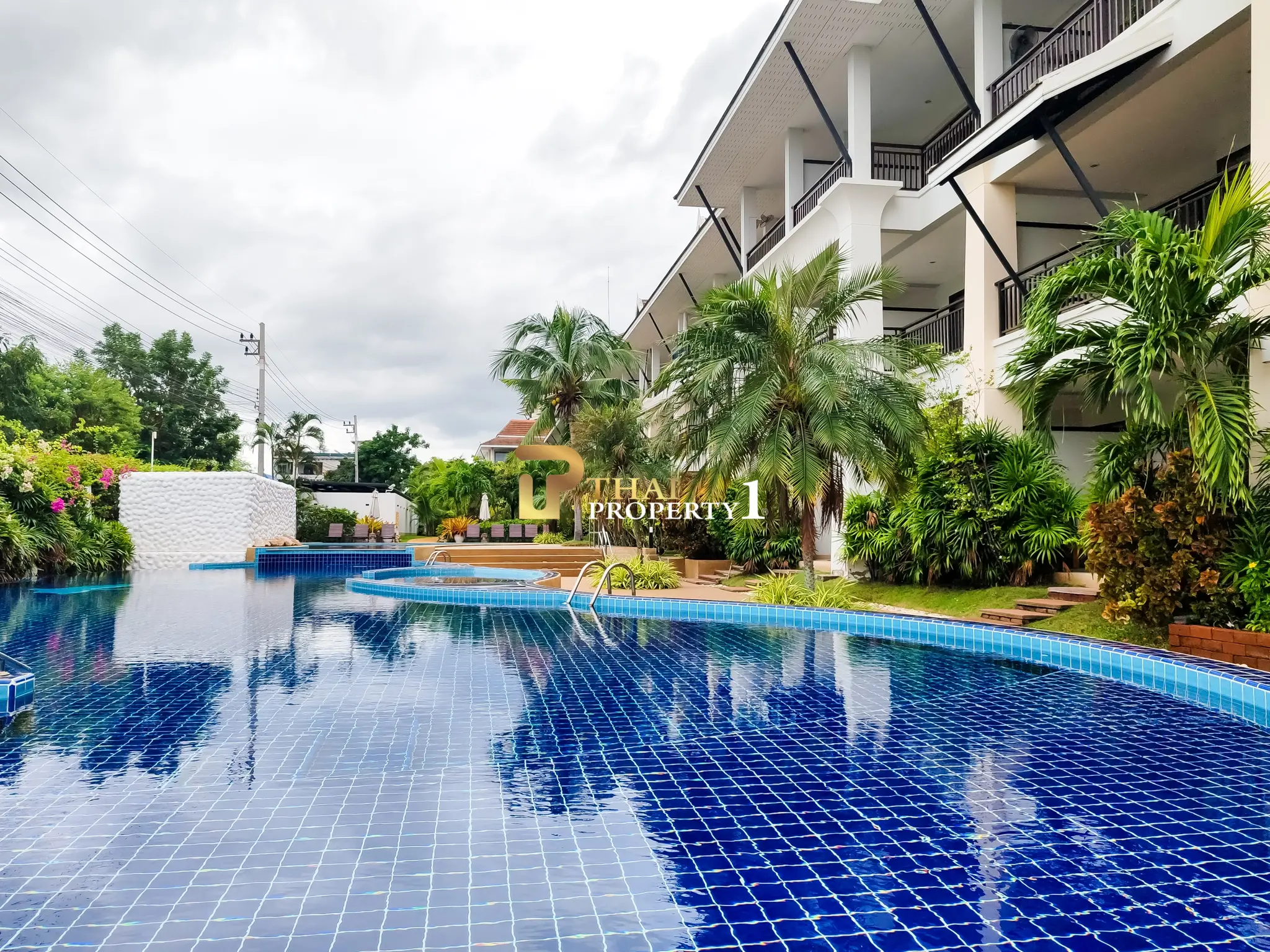 ซันไรซ์ บีช รีสอร์ท แอนด์ เรสซิเดนซ์  – นาจอมเทียน