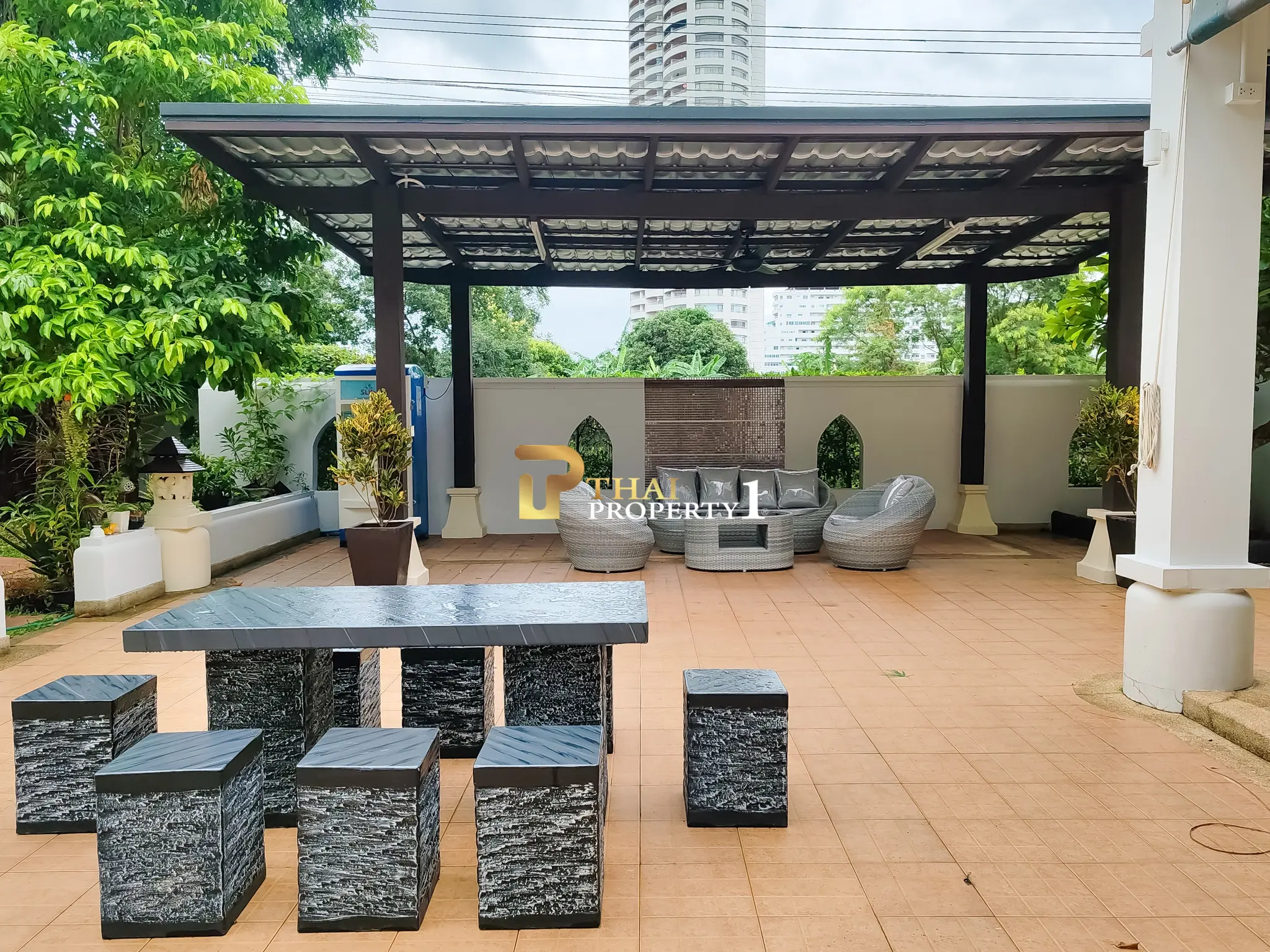 ซันไรซ์ บีช รีสอร์ท แอนด์ เรสซิเดนซ์  – นาจอมเทียน