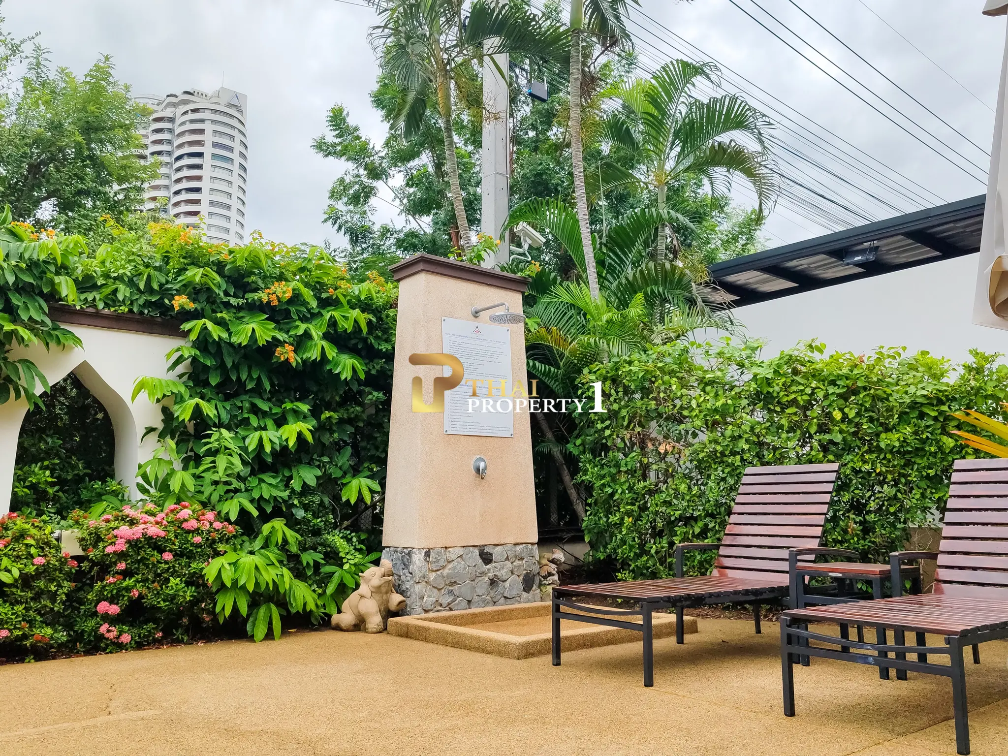 ซันไรซ์ บีช รีสอร์ท แอนด์ เรสซิเดนซ์  – นาจอมเทียน